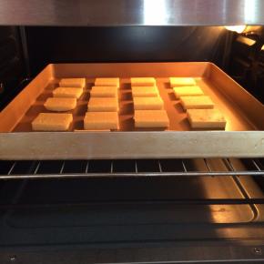 放入预热好的烤箱中层，175度约烤15分钟，待饼干表面微金黄色即可出炉。