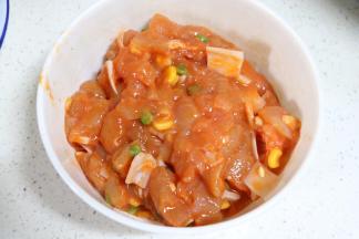 腌制好的鸡丁备好