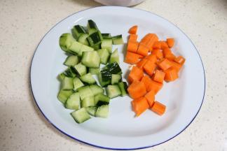 胡萝卜和黄瓜洗净，去皮，切丁