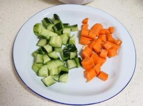 胡萝卜和黄瓜洗净，去皮，切丁