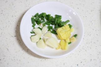 葱，姜，蒜，洗净，分别切好