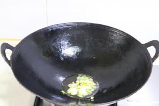 锅内放油，大火烧热后放入葱，姜，蒜翻炒出香味