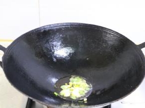 锅内放油，大火烧热后放入葱，姜，蒜翻炒出香味