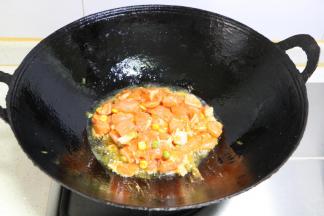 锅内放油，大火烧热后放入鸡丁，翻炒