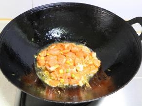 锅内放油，大火烧热后放入鸡丁，翻炒