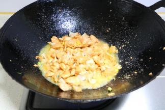 加入料酒，盐，翻炒