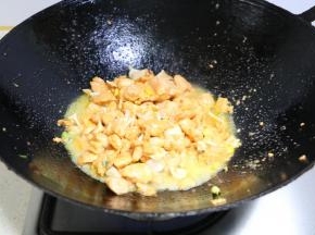 加入料酒，盐，翻炒