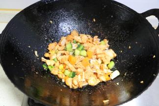 加入胡萝卜黄瓜丁，一起炒熟后，即可关火