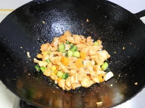 加入胡萝卜黄瓜丁，一起炒熟后，即可关火