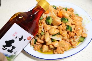 装盘后，淋上仲景小红油（因为孩子不能吃辣，所以只淋半边）