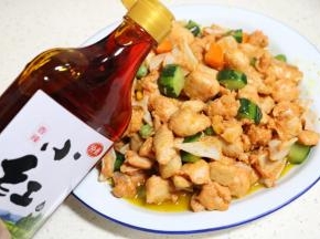 装盘后，淋上仲景小红油（因为孩子不能吃辣，所以只淋半边）