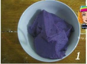 紫薯洗净，上锅蒸熟（用筷子能扎透即熟）；紫薯去皮，切成小块加入牛奶，全部放入料理机打成泥状。没有料理机那就只好费点功夫将紫薯与牛奶充分碾成泥状，尽量不要留有紫薯颗料，要不蒸出的馒头不好看。但不影响口感哈。