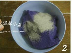 打好的紫薯泥称出350克（如果想把全部的紫薯泥用完，那面粉的量可依情况添加，记住面团要硬些哦），把酵母倒入紫薯泥中，搅拌均匀；余下紫薯泥不要浪费，自个儿吃了吧。加了牛奶的紫薯泥香香甜甜非常好吃。