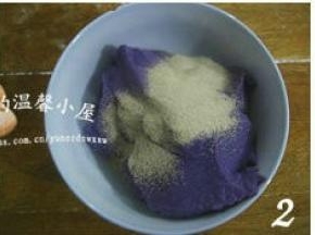 打好的紫薯泥称出350克（如果想把全部的紫薯泥用完，那面粉的量可依情况添加，记住面团要硬些哦），把酵母倒入紫薯泥中，搅拌均匀；余下紫薯泥不要浪费，自个儿吃了吧。加了牛奶的紫薯泥香香甜甜非常好吃。