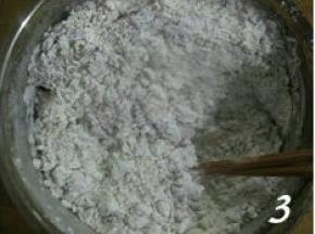 将紫薯泥倒入面粉中，用筷子搅成絮状；
