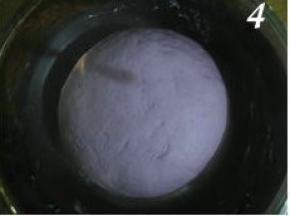 下手将面粉与紫薯泥揉成光滑的面团（一开始揉不光滑没关系，可盖上打湿的屉布醒10分钟再揉就光滑啦），放入容器中盖上打湿的屉布或罩上保鲜膜，放温暖处发酵；