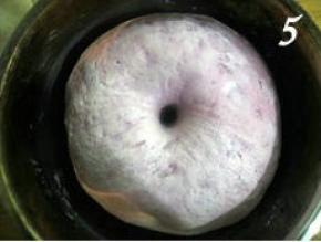 面团发酵到原体积两倍大，用手指在面团上戳个洞，洞不立马回缩表示发酵完成；