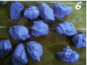 发酵好的面团放在案板，反复揉搓五六分钟，再均分成十二等份（这个随意哦，根据自家习惯来分。一般这步很多人都费劲将面团揉至切面无气孔，我力气没那么大，更何况做馒头的面较硬，揉起来颇费劲。可是分成小份后再一一揉匀那就省事啦）；