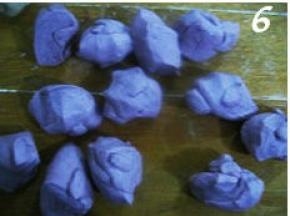 发酵好的面团放在案板，反复揉搓五六分钟，再均分成十二等份（这个随意哦，根据自家习惯来分。一般这步很多人都费劲将面团揉至切面无气孔，我力气没那么大，更何况做馒头的面较硬，揉起来颇费劲。可是分成小份后再一一揉匀那就省事啦）；