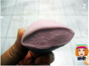 取一剂子，反复揉搓，直至面团切面无气孔；这步可是最关键哦，揉到位的面团蒸出来肯定是光滑饱满的。每个剂子我可是反复揉了四、五分钟呢。想要得到好看又好吃的馒头，就不要随便揉吧揉吧哦。