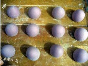 揉好的面团依次搓高搓圆，放置在案板上，盖上拧干的湿布进行二次醒发；