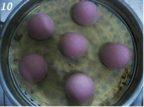 锅中注入凉水，蒸屉上垫上打湿的屉布（或在蒸屉上刷层薄油），将馒头生坯放在蒸屉上，盖上锅盖。大火把水烧开后，转小火蒸25分钟（个头小的蒸20分钟就行），关火。五分钟后揭盖取出。