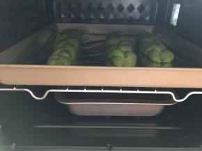 二次发酵将面包放入烤箱，烤箱不用开启，下面放一盘热水，关上烤箱门，制造一个封闭的高温湿润环境，发酵至原来两倍大。