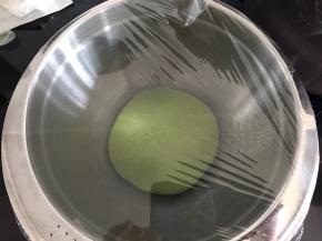 将面团取出，团成圆团，放进干净面盆中盖上保鲜膜进行一次发酵。30度室温环境下发酵至原来两倍大。