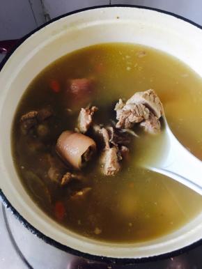 大约小火煮两个小时即可！看！浓浓的汤就熬好！