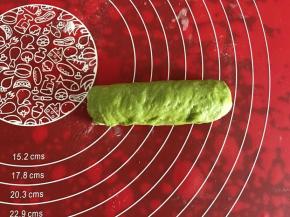 再对折，接口处捏紧。用两手搓成长条。
依次做好三个。