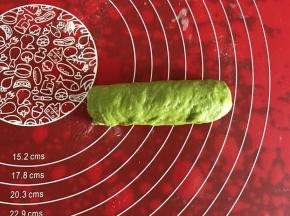 再对折，接口处捏紧。用两手搓成长条。
依次做好三个。