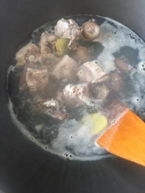 猪尾巴跟猪骨放到另一个锅里滚一下，主要是去掉里面的血水！让后沥干水！放到药材锅里跟药材一起滚！