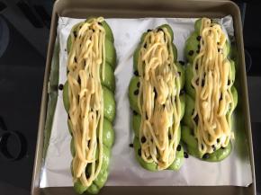 挤上墨西哥酱。材料里的墨西哥酱只用了一半。