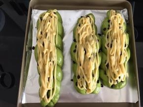 挤上墨西哥酱。材料里的墨西哥酱只用了一半。