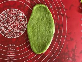 取一个面团，压扁，擀成长舌状。