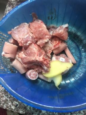 先将猪尾同猪骨洗干净，加两片姜！