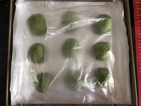 发酵好的面团取出，压扁排气，平均分成9份，揉圆，盖上保鲜袋醒发20-30分钟。