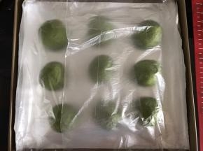 发酵好的面团取出，压扁排气，平均分成9份，揉圆，盖上保鲜袋醒发20-30分钟。