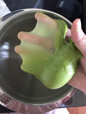 揉至完全扩展阶段，可拉出薄膜，破洞周围光滑