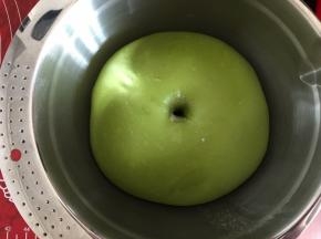 用粘了面粉的手指将面团戳一个洞，洞口不塌陷不回缩即发酵成功。