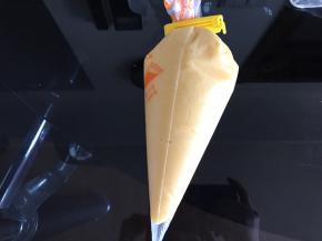 等待发酵期间，将墨西哥酱材料混合好后装进裱花袋备用。