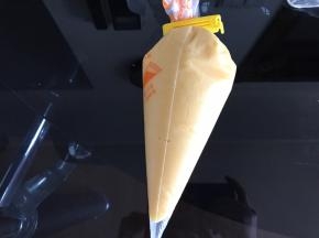等待发酵期间，将墨西哥酱材料混合好后装进裱花袋备用。