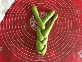 像编麻花辫一样编好。然后翻面把另一部分编好。接口处捏紧。