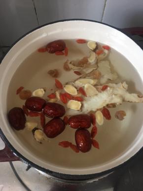 药材先放到锅里煮滚！