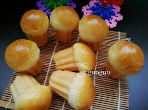 烤好的面包，轻轻晃动模具，面包就掉出来了。如果不是不粘的模具，烤制前涂一层食用油