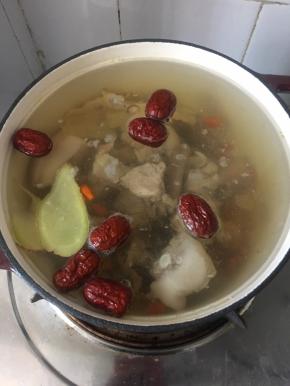 先大火煮滚后转小火！我用的是柏翠的铸铁锅，盖上后不会溢出来保持一直滚的状态！