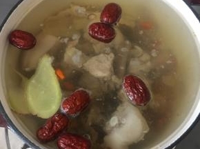 先大火煮滚后转小火！我用的是柏翠的铸铁锅，盖上后不会溢出来保持一直滚的状态！