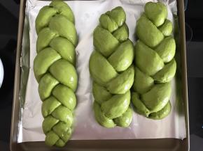 发酵至原来两倍大后，刷上鸡蛋液。
烤箱180度预热。