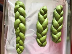 依次做好三个，摆好，进行二次发酵。