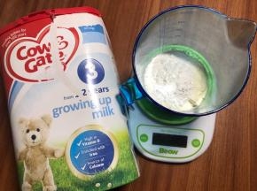 奶粉和玉米淀粉混合搅匀
